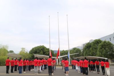 迎國(guó)慶 銘初心 國(guó)邦醫(yī)藥舉行國(guó)慶升旗宣誓儀式